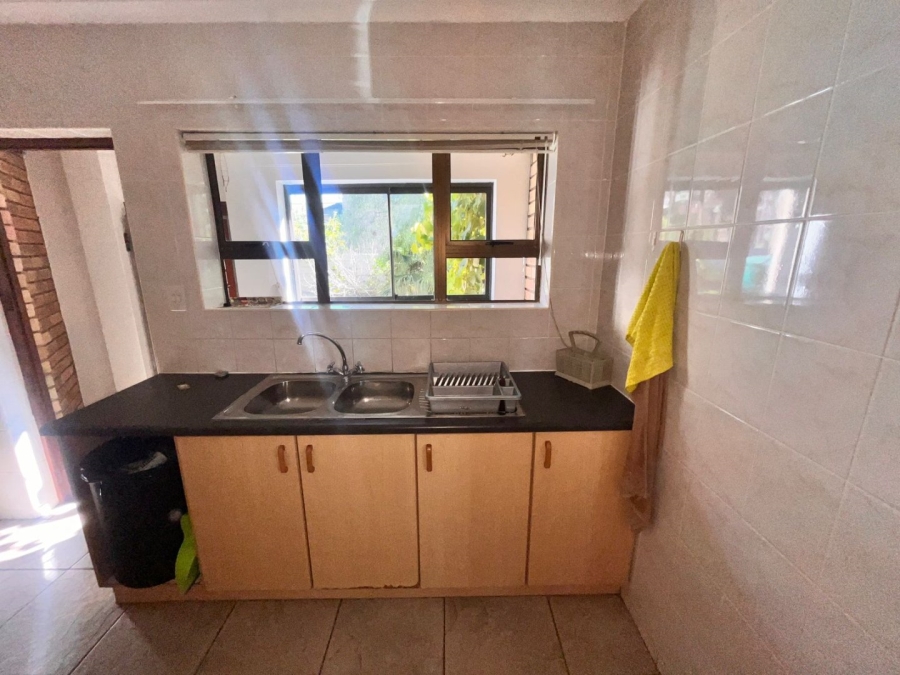 6 Bedroom Property for Sale in Wavecrest Eastern Cape